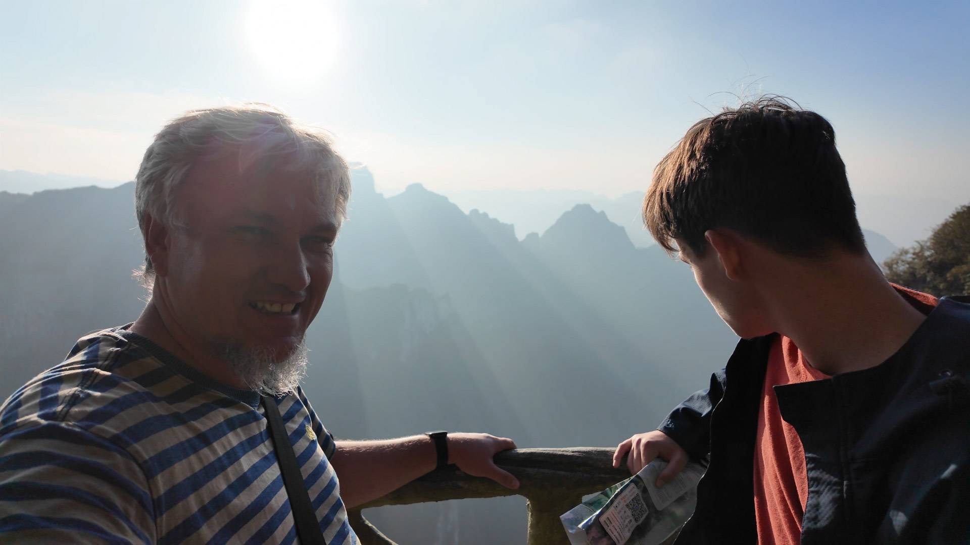 Лестница в рай через врата в небо. Парк в горах Чжанцзяцзе (Китай)