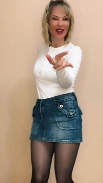 Женщина танцует в колготках на каблуках