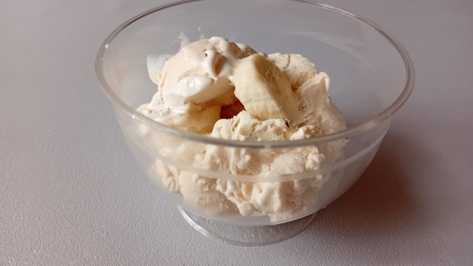 МОРОЖЕНОЕ с фруктами и вишневым сиропом