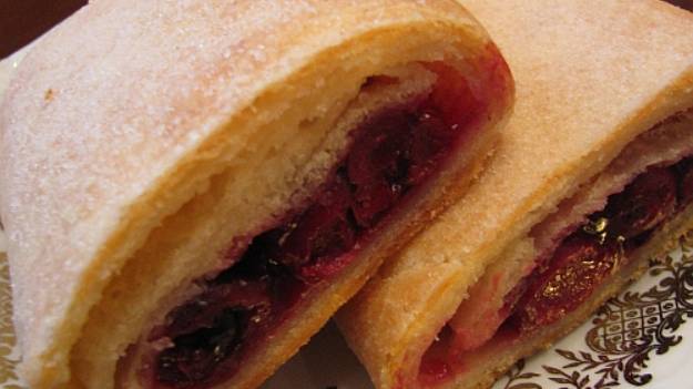 Штрудель из творожного теста с вишней