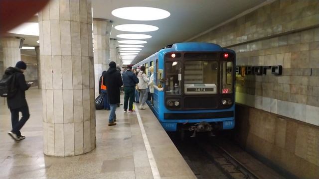 Сибирь. Новосибирск. Станция Площадь Гарина-Михайловского - интерьер, пассажиры, поезда Фрагмент 5