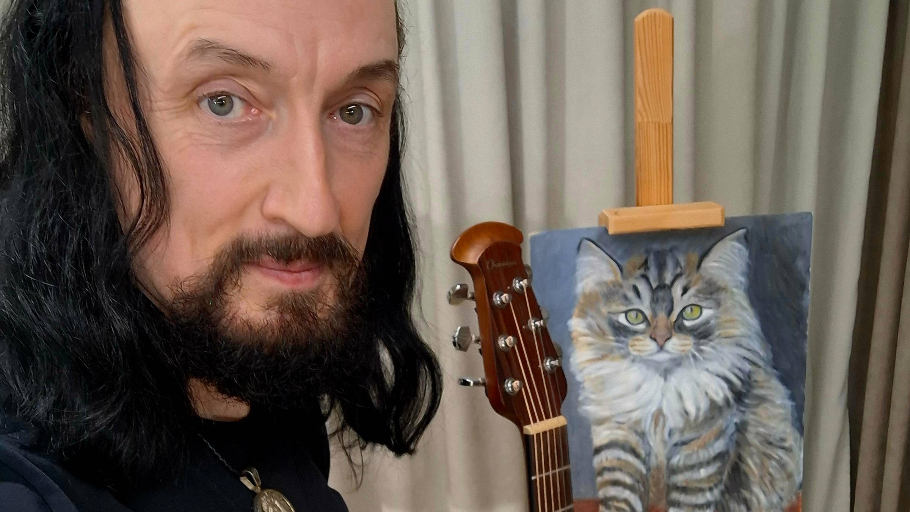 БРОДИТ КОТ НА ПАТРИАРШИХ ПРУДАХ