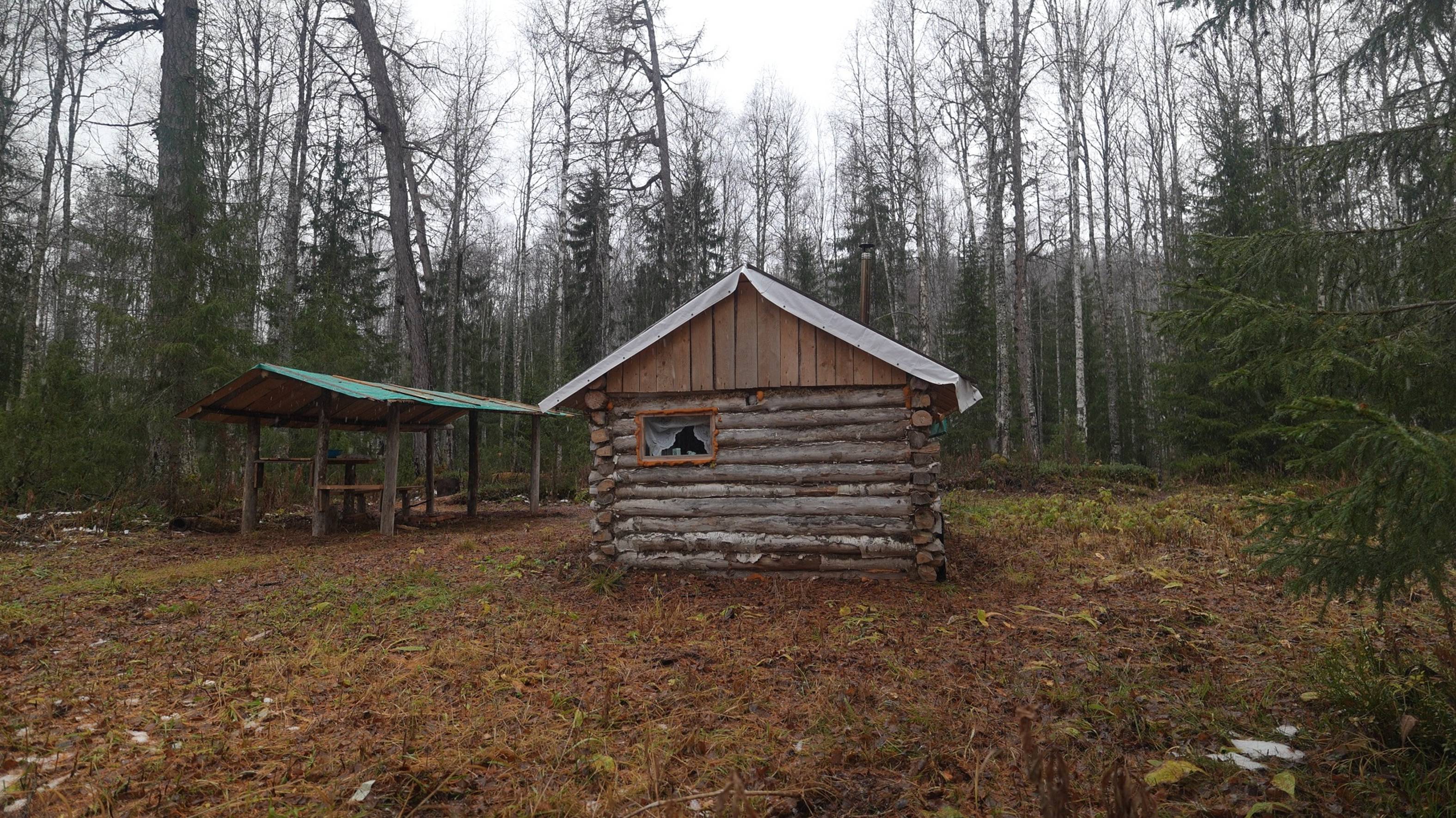 Крупный хариус осенью. Живу один в избушке. Быт и рыбалка на речке.