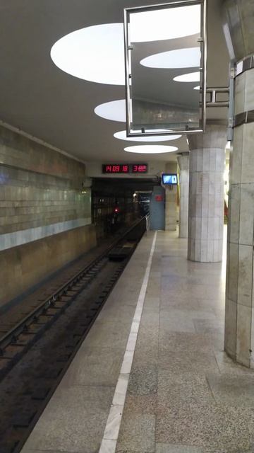 Сибирь. Новосибирск. Станция Площадь Гарина-Михайловского - интерьер, пассажиры  Фрагмент ГМ А 5