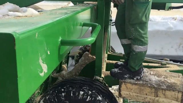 Распаковка зерна из рукавов для хранения