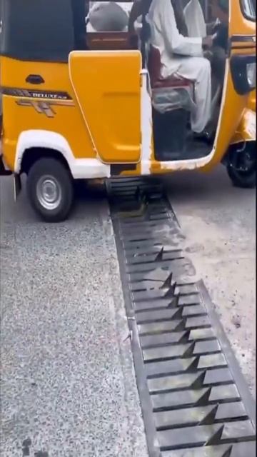 Дорога с односторонним движением в Пакистане