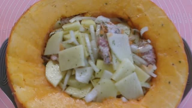Вкуснейший и полезный рецепт. Фаршированная тыква с мясом и картошкой. и с луком.