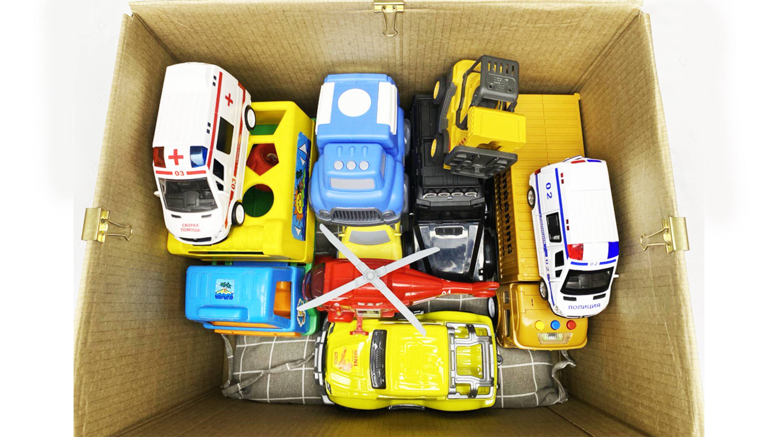 Мультики для детей про новые игрушечные яркие Машинки из коробки. Мультики про машинки малышам