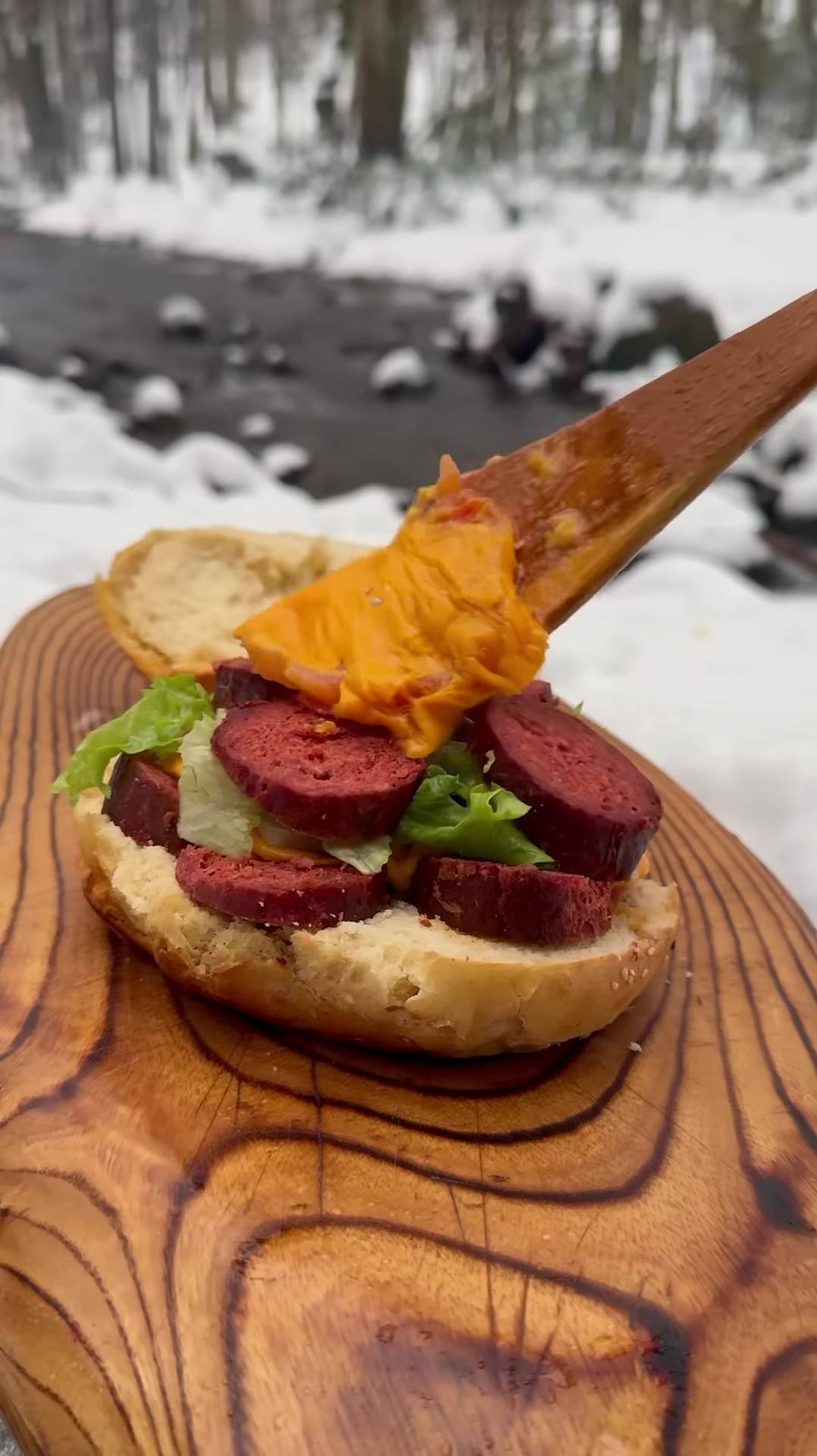 Гамбургер с колбасой в снегу ❄️ 🍔