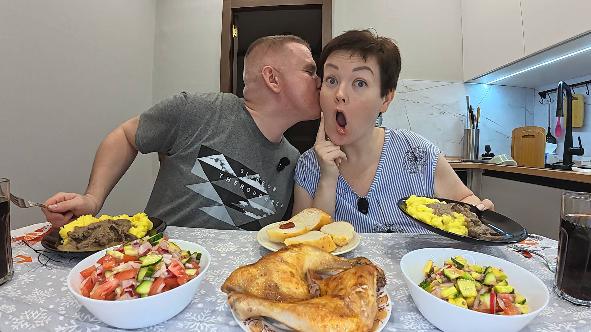 Мукбанг нагуляли ЗВЕРСКИЙ аппетит! ОБМЫЛИ Вовкин костюм и мой ПОДАРОК) Семейный ужин в России