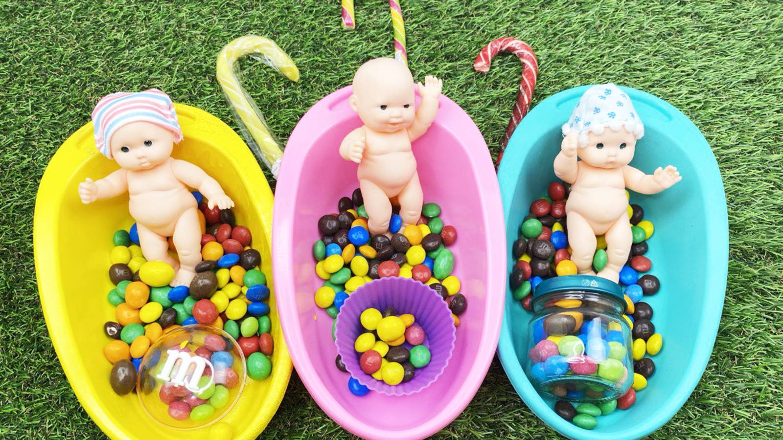 Мультики для малышей. Смешиваем радужные шарики в ванночках. Мультики для девочек с куколками.