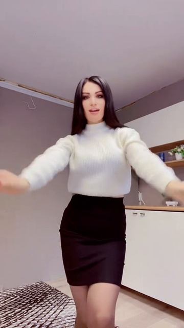 Красотка танцует в бежевых колготках и ножки в белых носочках