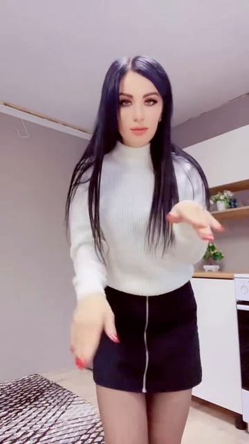 Красивая девушка танцует в колготках и в белых носочках ножки в нейлоне