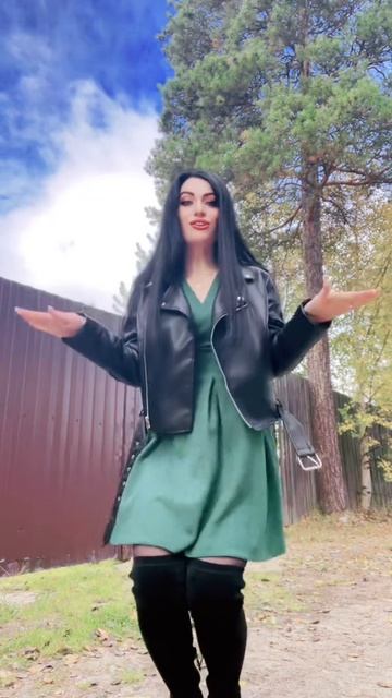 Красотка танцует в ботфортах в колготках ножки в нейлоне