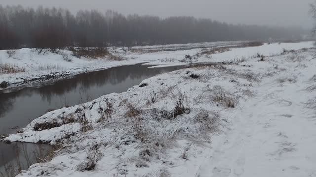 Сходил к реке проверить лодку. Первый снег начал таять. 06.11.25