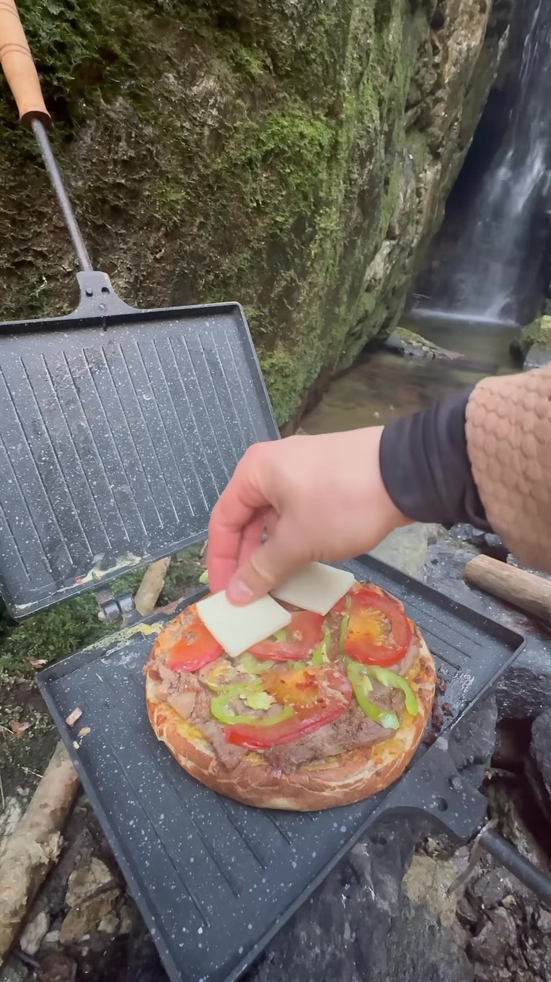 Жареный сэндвич с говяжей колбасой 🌭