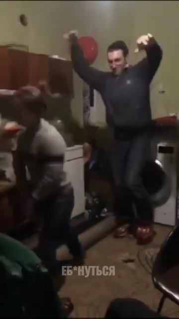 Темпераментные танцы 😐