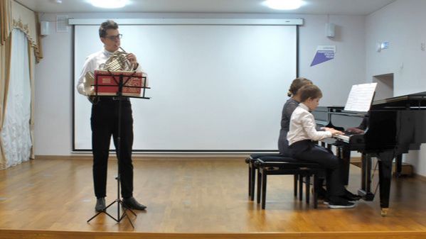 Полон творчеством наш дом.