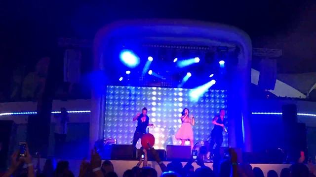 Синеглазые дельфины - Света в клубе Бора Бора Анапа