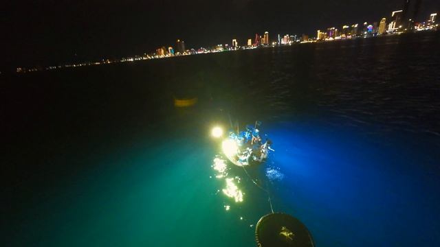 🦑 Дананг, Вьетнам – ночная ловля кальмаров у пляжа Микхе 🌙🇻🇳