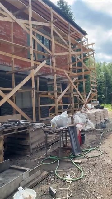 Огромный коттедж 500 м²: Как штукатурить кирпичные стены без ошибок? Узнайте из нашего видео!