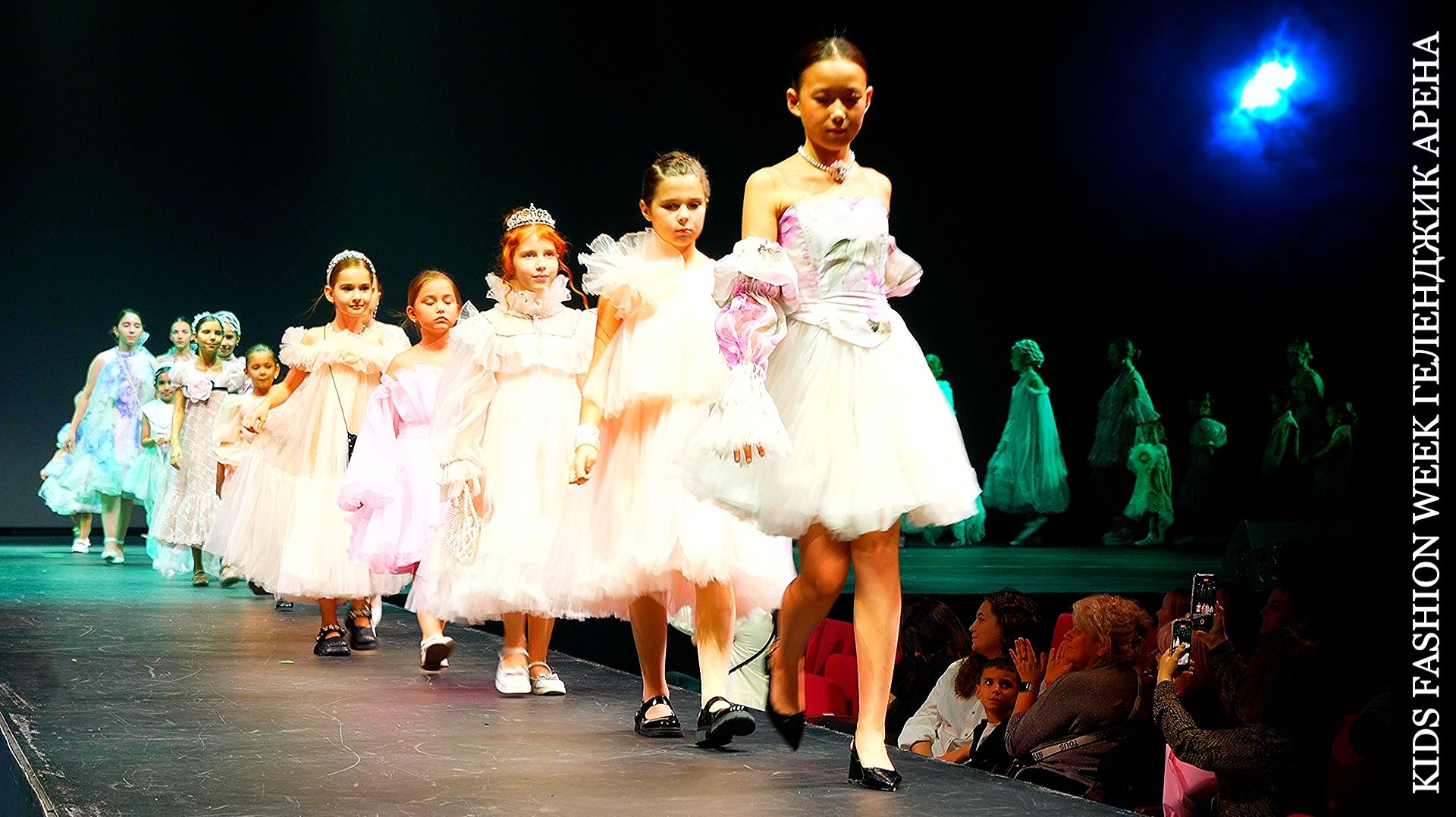 МОДА ДЛЯ ДЕВОЧЕК на KIDS FASHION WEEK ГЕЛЕНДЖИК "АРЕНА"/1000планет