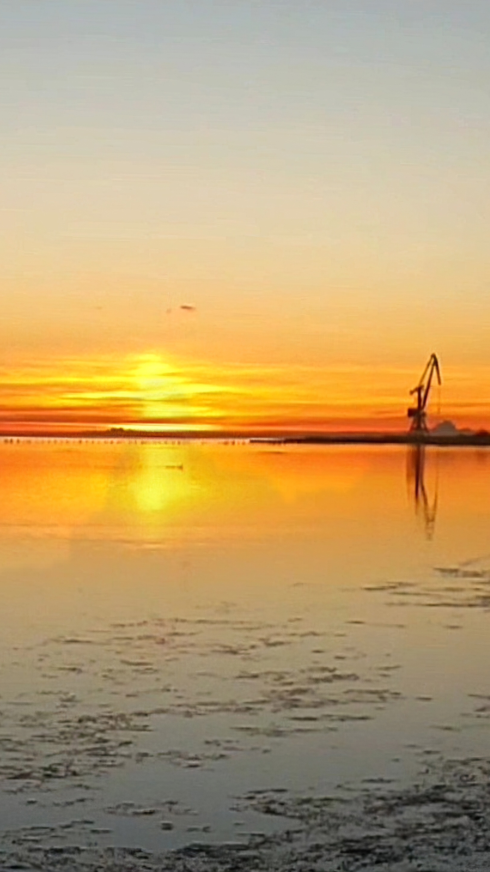 Необычный закат тихим вечером в конце октября