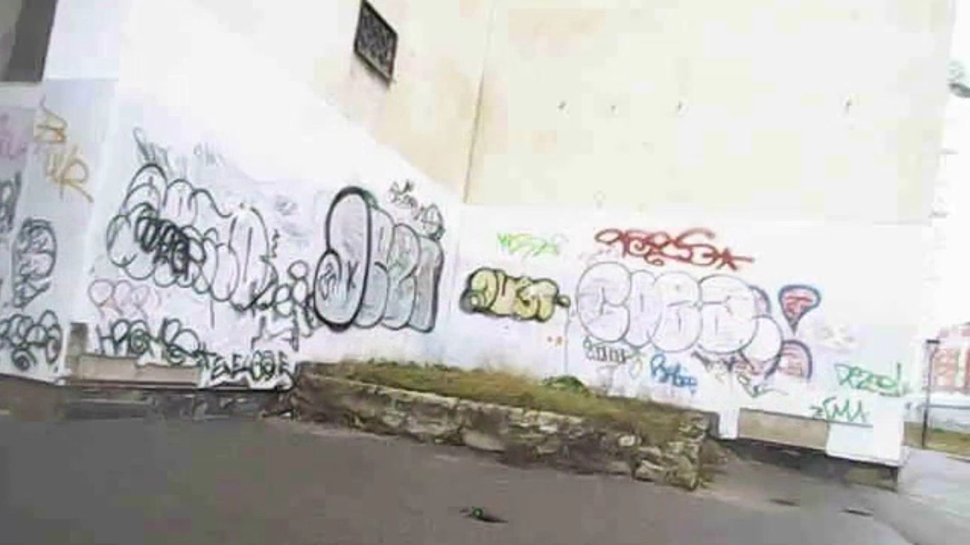 Граффити у кинотеатра Спутник: искусство на улицах Дзержинска