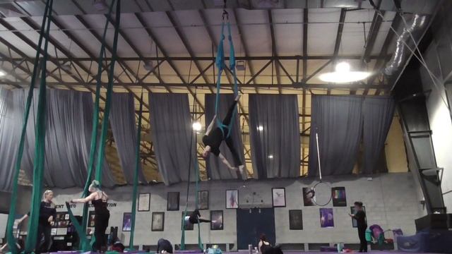 Самоуверенно.