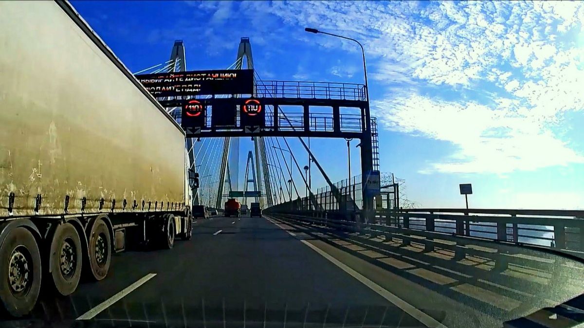 Съезд с внешнего кольца на Октябрьскую набережную