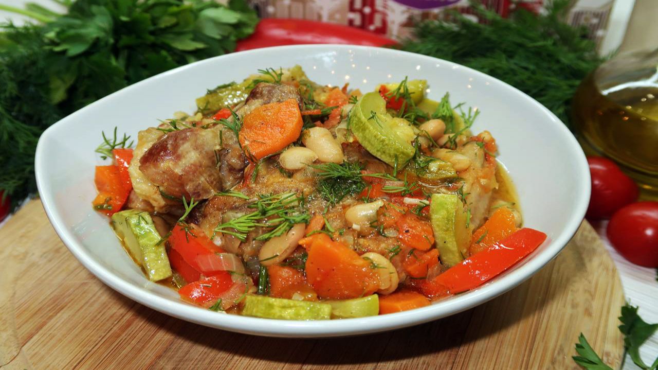 Свиные ребрышки с овощами на сковороде