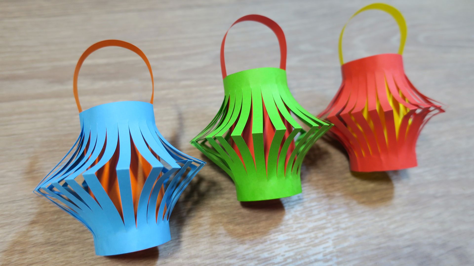 Как сделать фонарик из бумаги. Новогодний фонарик из бумаги. Фонарь из бумаги. Поделка на новый год