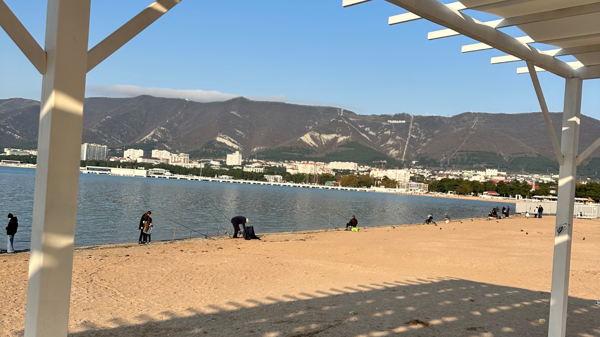 Пляж 2к25  Геленджика не в сезон