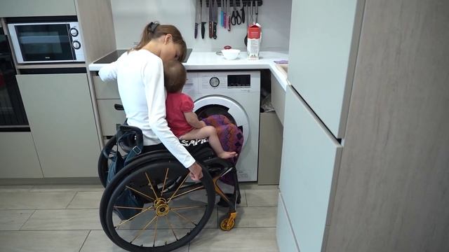 Девушка на инвалидной коляске живёт на полную /Сильные люди