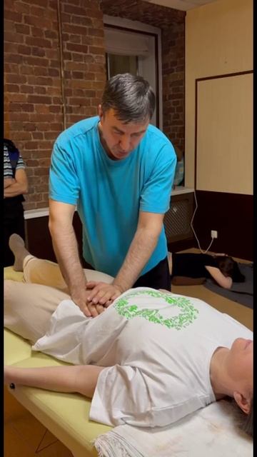 Массаж верхней части живота