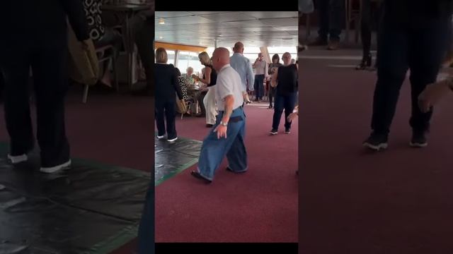 Необычно танцуют