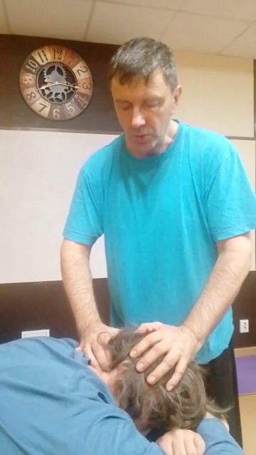 Массаж мышц шеи на кушетке