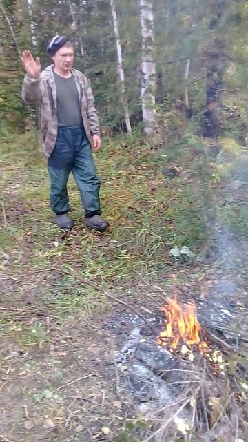 Василий разжигает костёр.