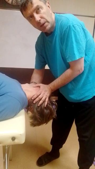 Массаж шейного отдела на кушетке