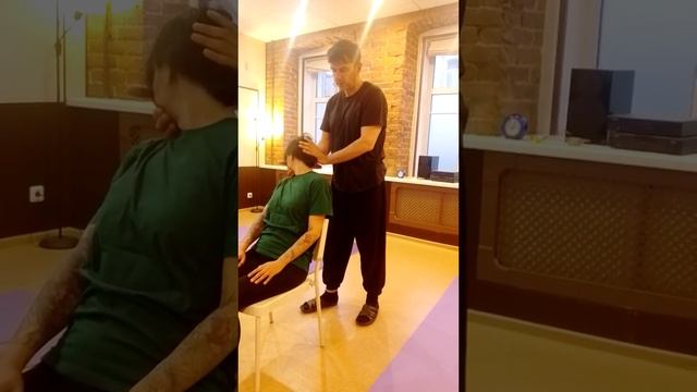 Массаж шейно-воротниковой зоны, положение сидя