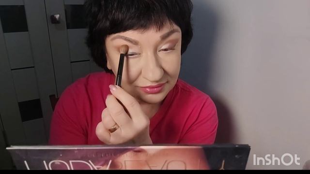 Собираюсь на работу.Макияж с палаткой  HUDA Beauty и тенями Show Glow.