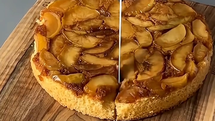 ШАРЛОТКА с карамелизованными Яблоками на бисквитной основе...🥧🍏🍎😋