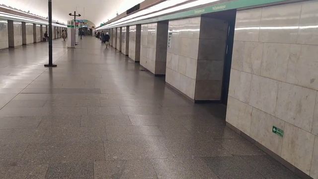 Станция метро Елизаровская, Ленинград(СПб), Зелёная Линия - интерьер, пассажиры, поезда