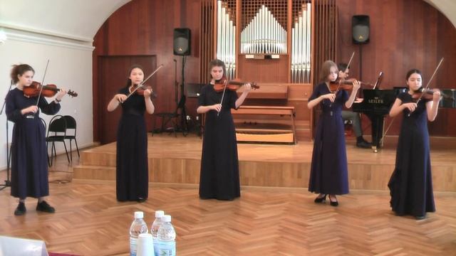 Ансамбль скрипачей "Крещендо" - Антонио Вивальди "Концерт для 2 скрипок с оркестром ля минор"