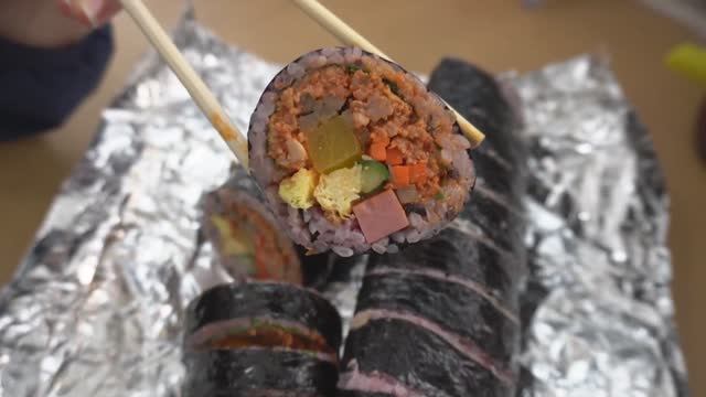 Рисовый ролл / Гимбап с тунцом и свининой / Корейская уличная еда