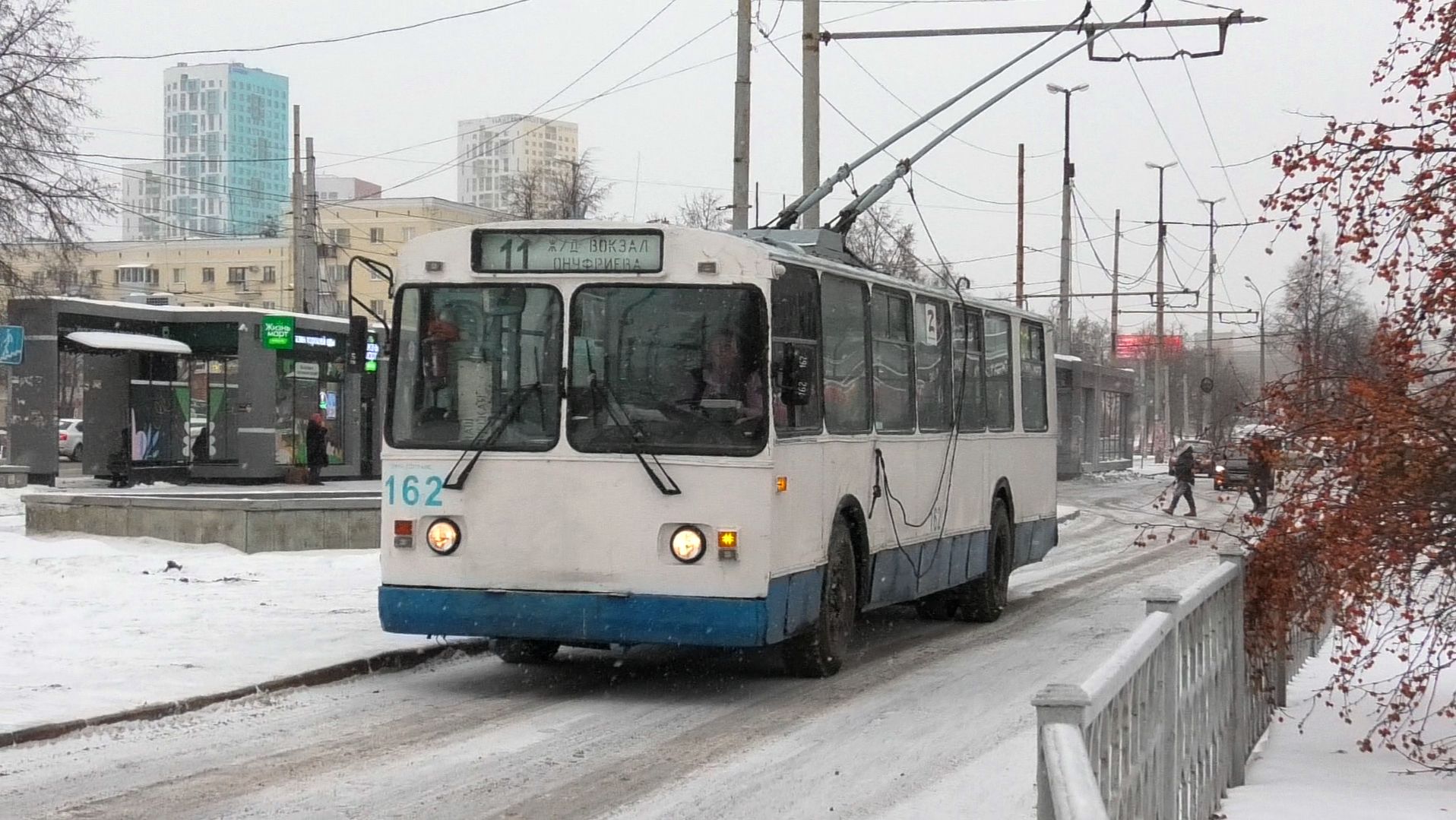 Троллейбус Екатеринбурга ЗиУ-682Г [Г00] борт. №162 маршрут 11 на конечной остановке "ЖД вокзал"
