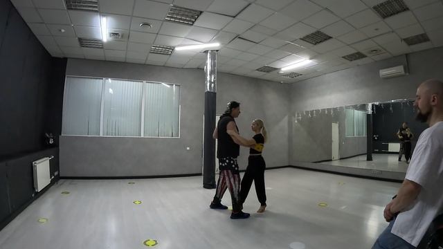 2025-11-22 Занятие 2 Суббота (4) ZOUK обучение Lera🐆LEO, GX011384