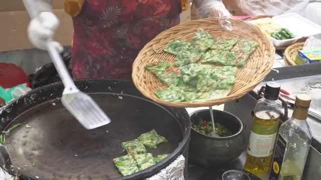 Традиционные корейские блины, приготовленные на сковороде / Корейская уличная еда