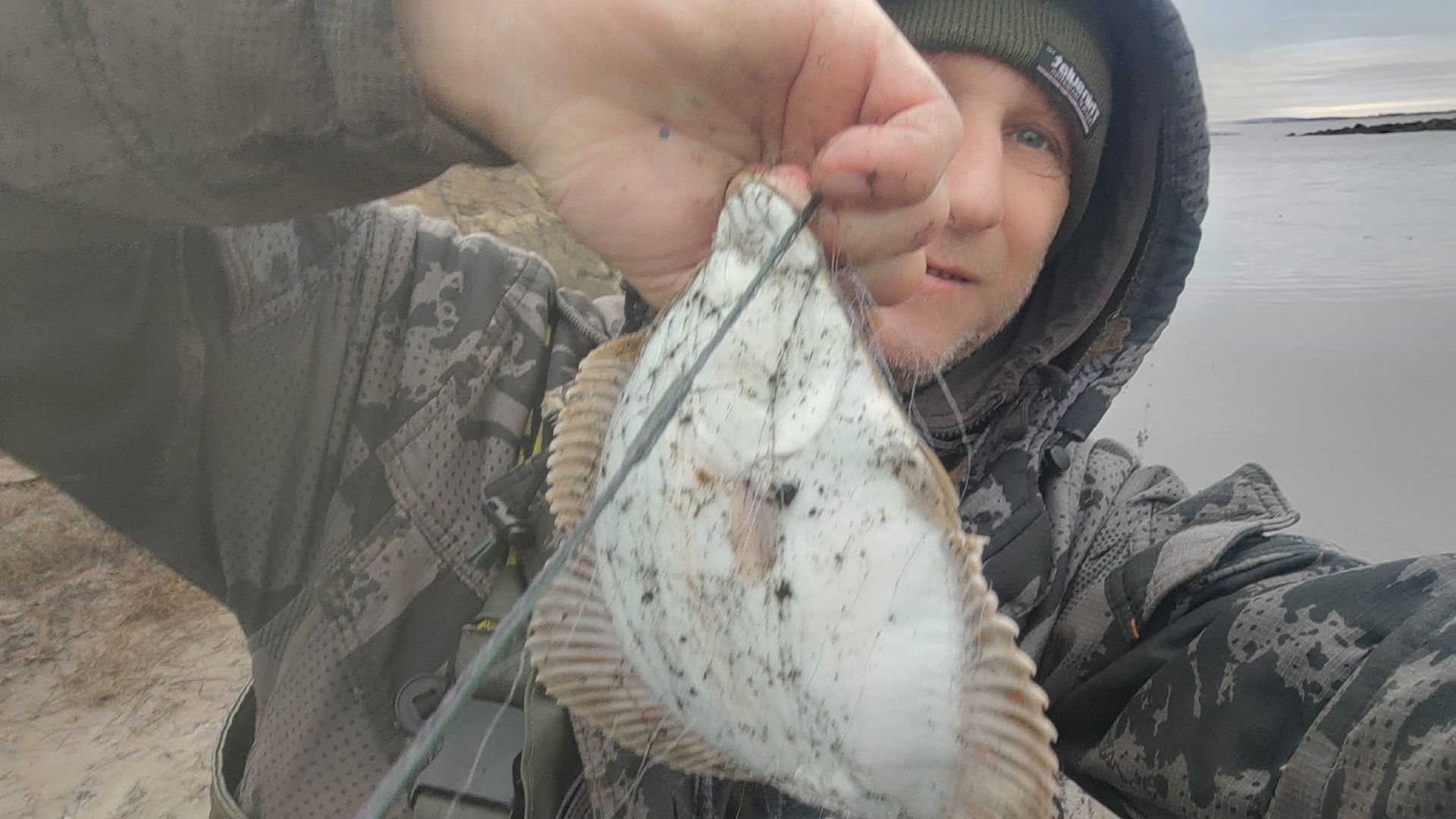 Идущий по воде! Вот это рыбалка.Всё таки попалась здоровая камбала!