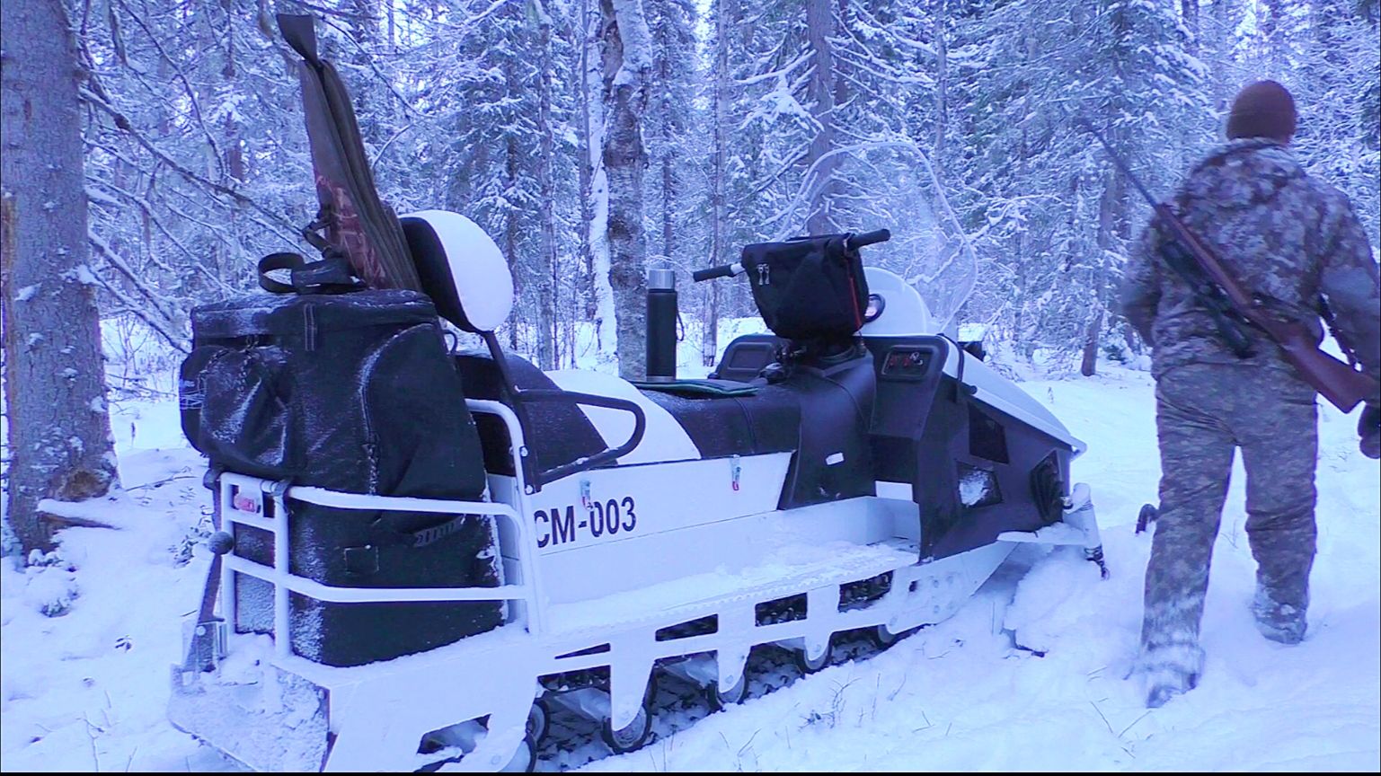 ВЫЕЗД В ТАЙГУ НА СНЕГОХОДЕ СМ-003 / ОХОТА НА БОРОВУЮ ДИЧЬ С МЕЛКАШКОЙ / ПРОБИВАЮ ДОРОГУ НА БОЛОТО.